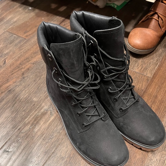 Size 7 timberland boots - Picture 2 of 2